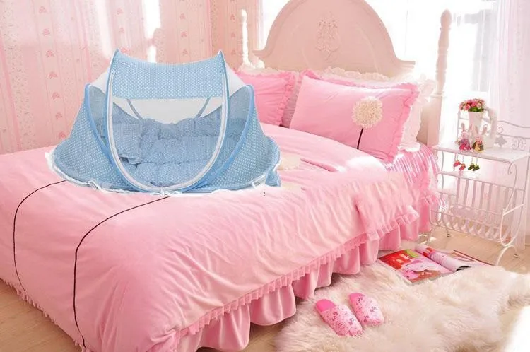 Детская кроватка детская кровать с Подушки Детские Коврики комплект Портативный складной кроватке с сеткой новорожденного Постельные