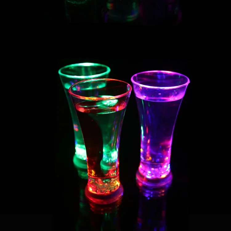 1 шт. смешная посуда для напитков цвета радуги, мигающий светодиодный стакан, кружка для воды, крутой напиток, пивное вино, бокалы, украшение для бара и вечеринки, сварочный подарок