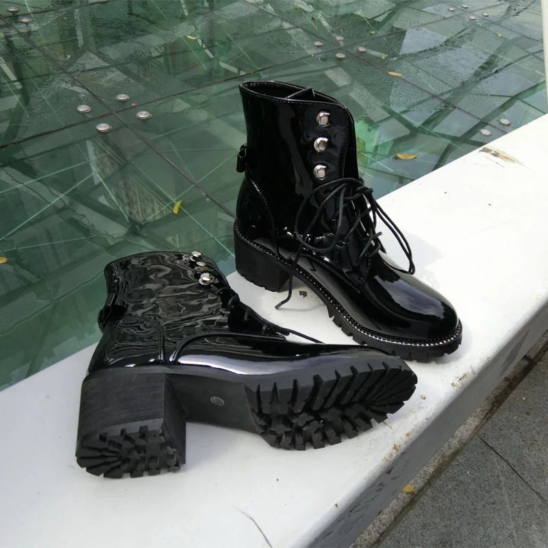 Женские ботинки из лакированной кожи; фирменный дизайн; короткие ботильоны суперзвезд; Ботинки martin с заклепками и шипами; зимние женские ботиночки