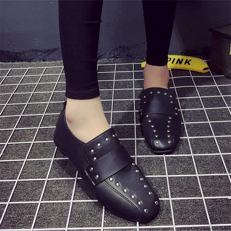 Черный/белый женщины плоские туфли/2017 весной новая мода заклепки украшенные