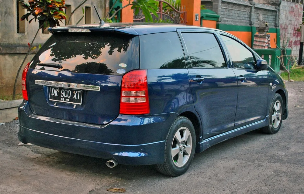 1280px-Toyota_Wish_(right_rear),_Denpasar,_Aug_2014 