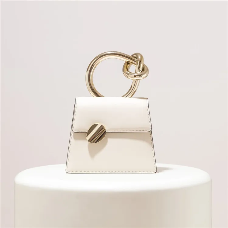 

Slant bag, white bag, high feeling bag, lady bag