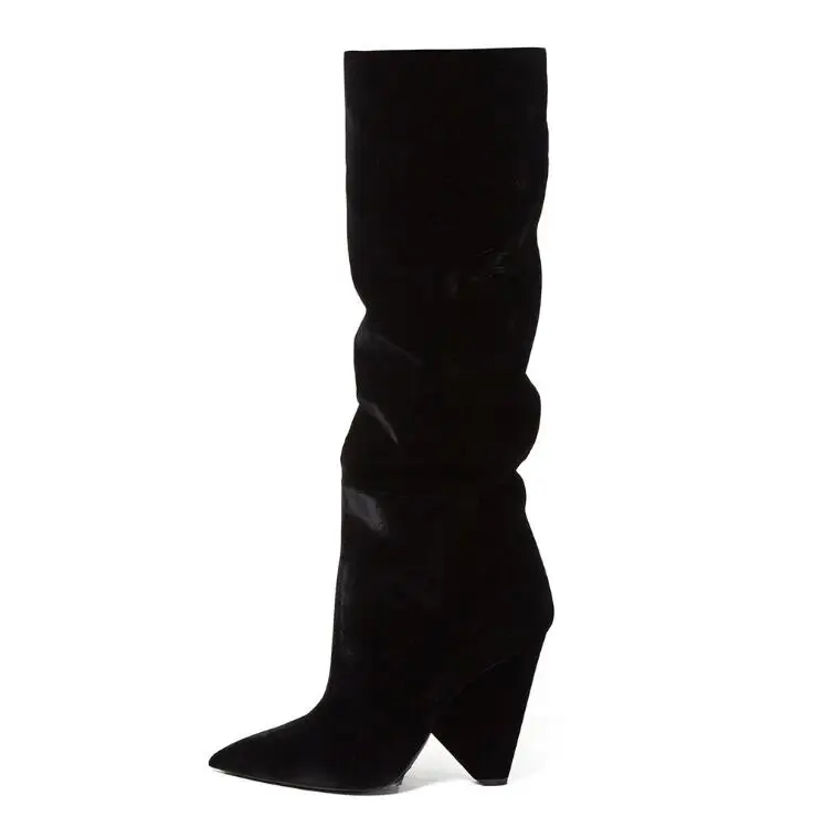 Новые дизайнерские черные замшевые женские ковбойские сапоги с острым носком на КОНУСНОМ каблуке; женские облегающие высокие сапоги; модные зимние сапоги до колена