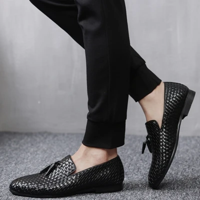 QFFAZ/брендовая мужская обувь; Новинка года; дышащие удобные мужские лоферы; Роскошные плетеные мужские туфли на плоской подошве с бахромой; мужская повседневная обувь; большой размер 48 - Цвет: Black