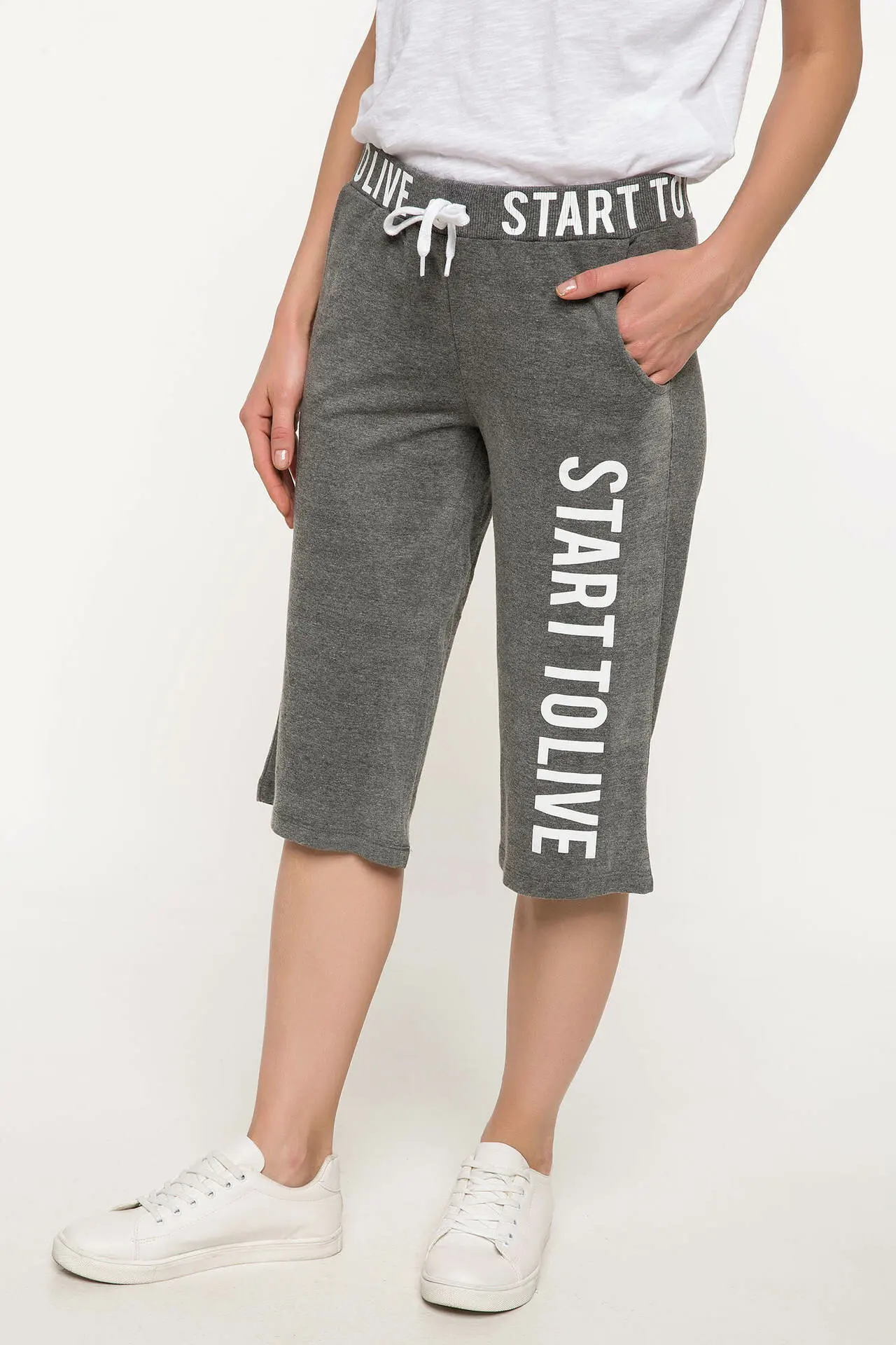 

DeFacto Woman Knitted Capri I8779AZ18SMAR46
