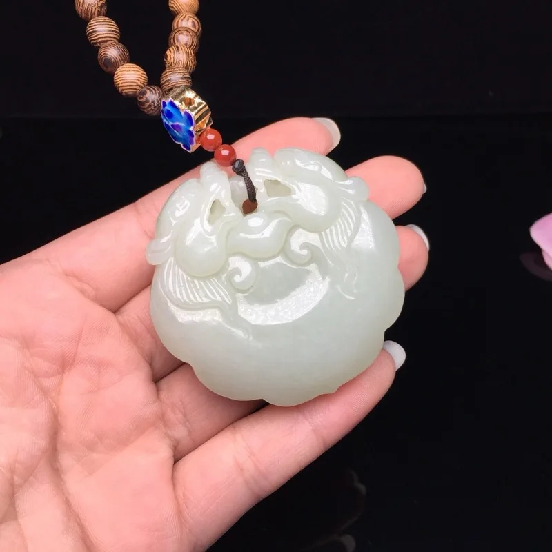

2019 New Chakra Natural Pendant Reiki Yu Xuan Hotan Ssangyong Ruyi Lock Pendant Double Carving Dragon Auspicious Changmingsuo