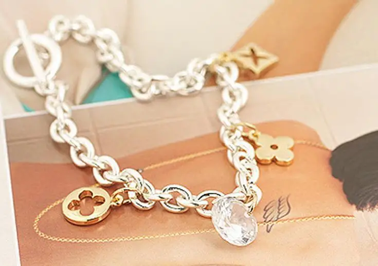 

Womens Clover Shaped Chain Bracelet Color Silver Plated Size 18cm Charming Jewelry