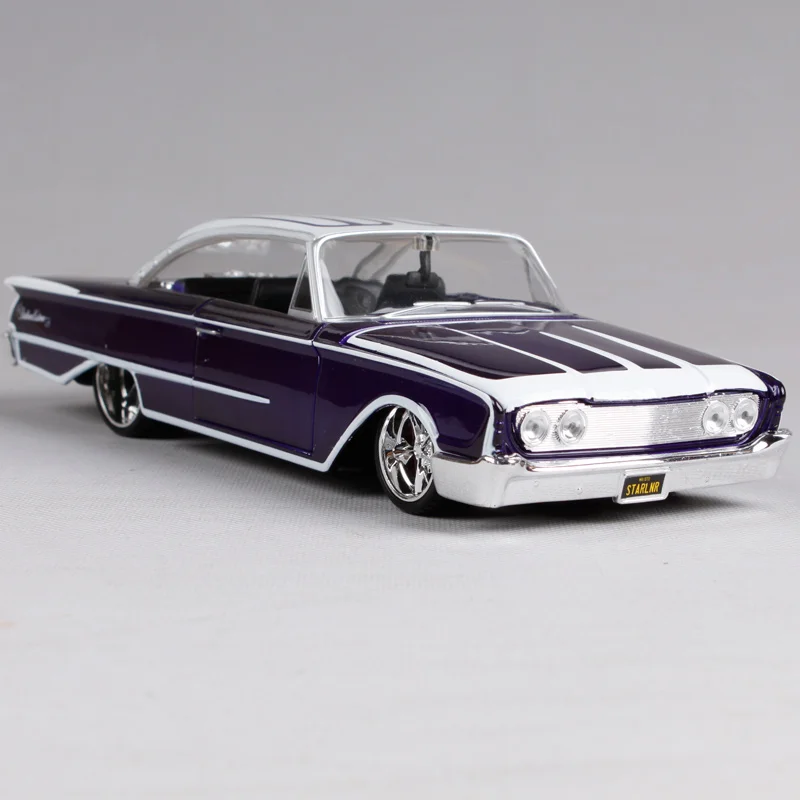 Maisto 1:24 1960 Ford Outlaws Starliner литой модельный автомобиль игрушка Новый в коробке