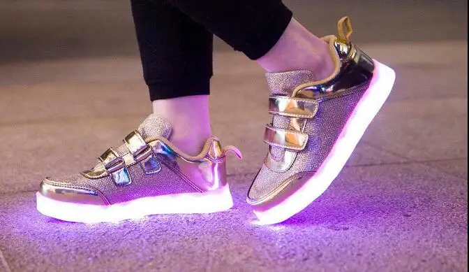Новые детские светящиеся спортивные кроссовки для мальчиков и девочек, люминесцентный светящийся кожзаменитель, дышащие кроссовки на плоской подошве
