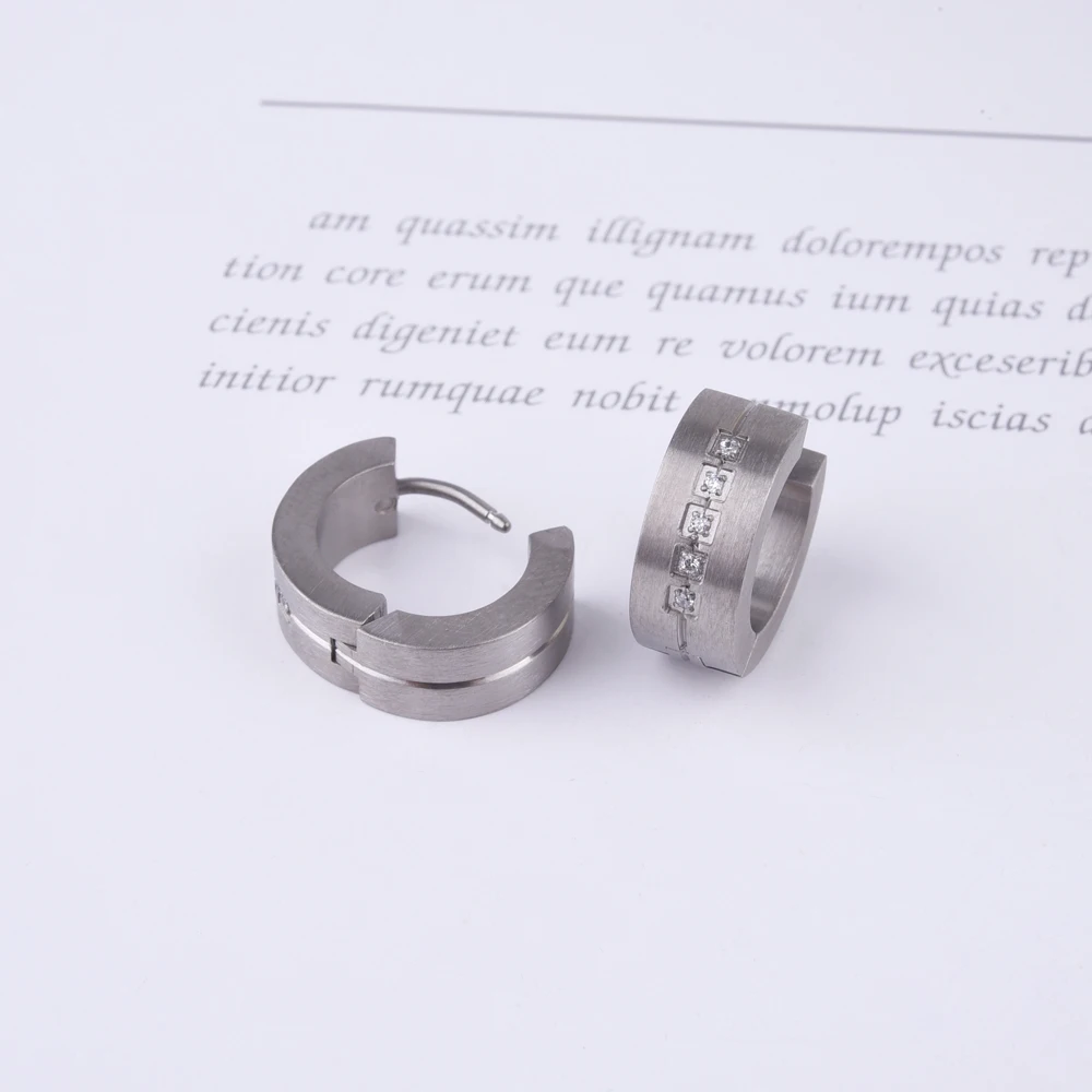 Настоящее титановое кольцо мужские серьги маленькие серьги Huggie для женщин с 5 CZ камень гипоаллергенный для чувствительных ушей