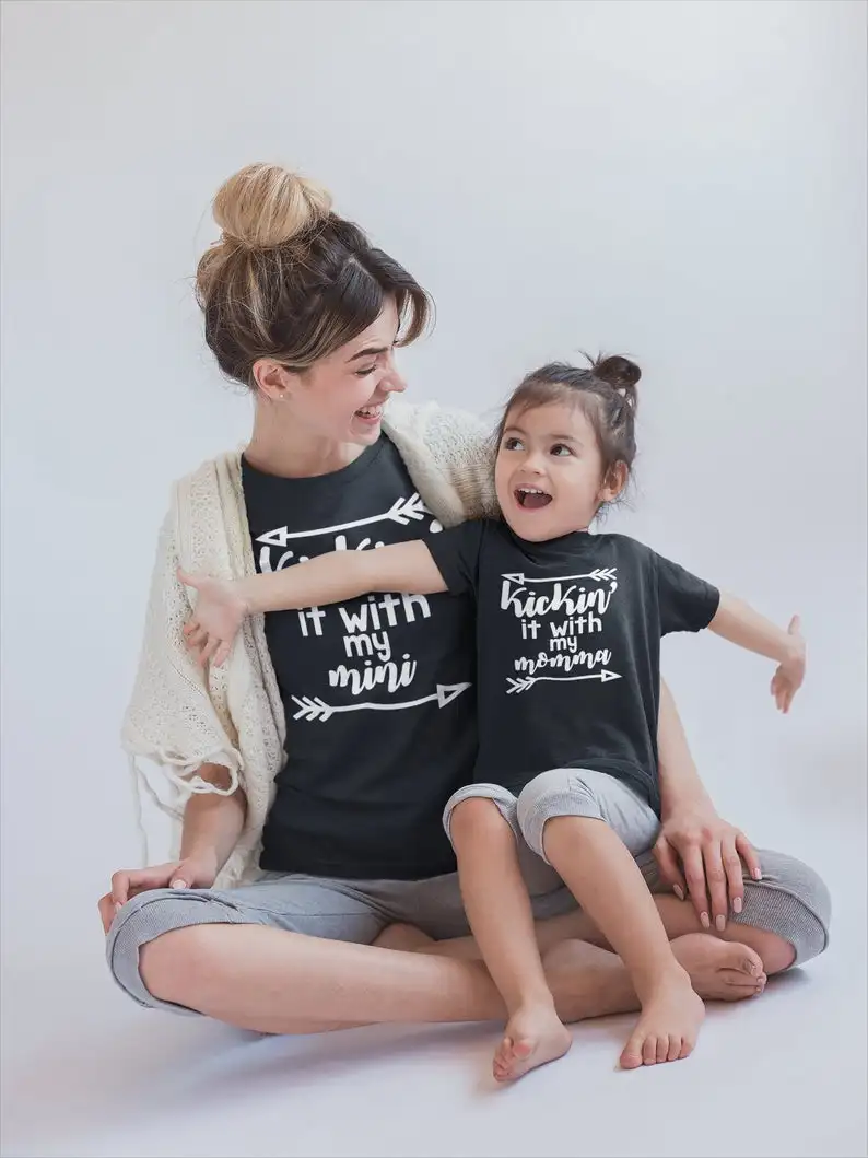 Kickin' Con Il Mio Mini Kickin' Con Il Mio Mama Mamma E Me Shirt Outfit Corrispondenza Mamma Figlia Figlio Magliette Famiglia Partita Look