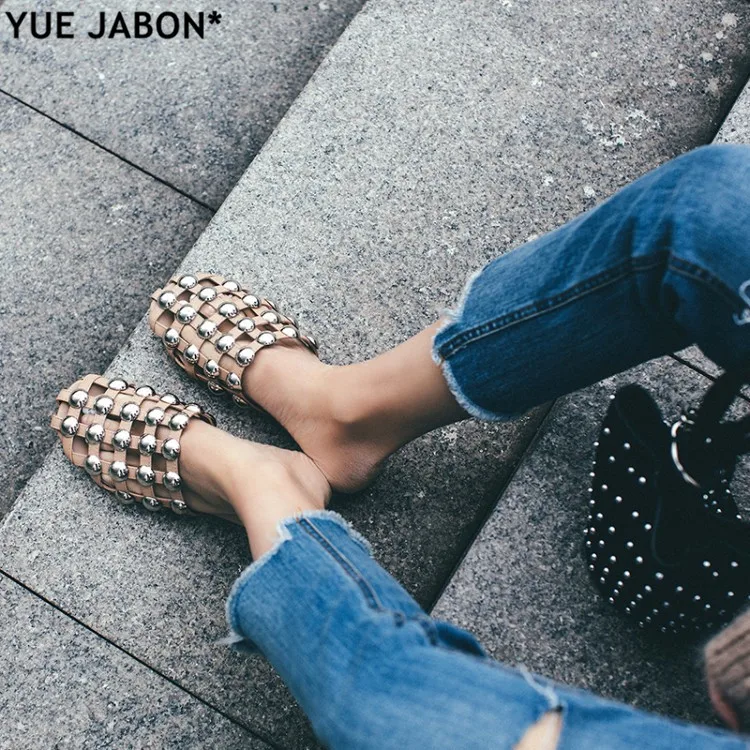 Кожаные пляжные сандалии yue jabon шлепанцы без шнуровки с заклепками украшенные