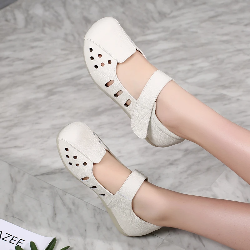 Новые женские рабочие туфли для медсестер; белые летние дышащие сандалии на плоской подошве с мягкой подошвой; повседневная обувь