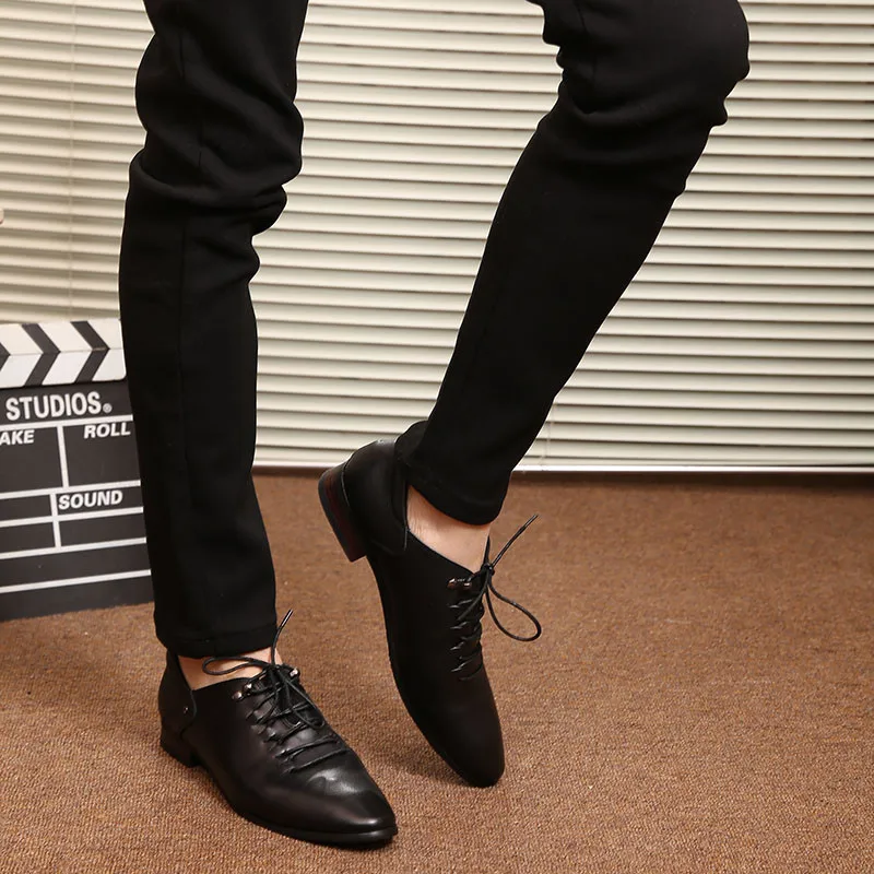 Новые мужские кожаные туфли; модные корейские мужские лоферы; удобные деловые туфли с острым носком; Черные Мужские модельные туфли; мягкая мужская обувь