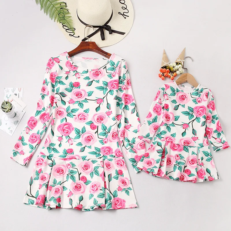 Платья для мамы и дочки; платье для всей семьи; летняя одежда с цветочным принтом; одинаковые комплекты для семьи; платье для мамы и дочки