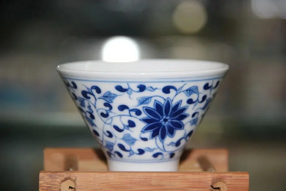 

China Unique Gongfu tea cup Jingdezhen ceramics Tea cup Hand Painted Blue and white private Hats Cup