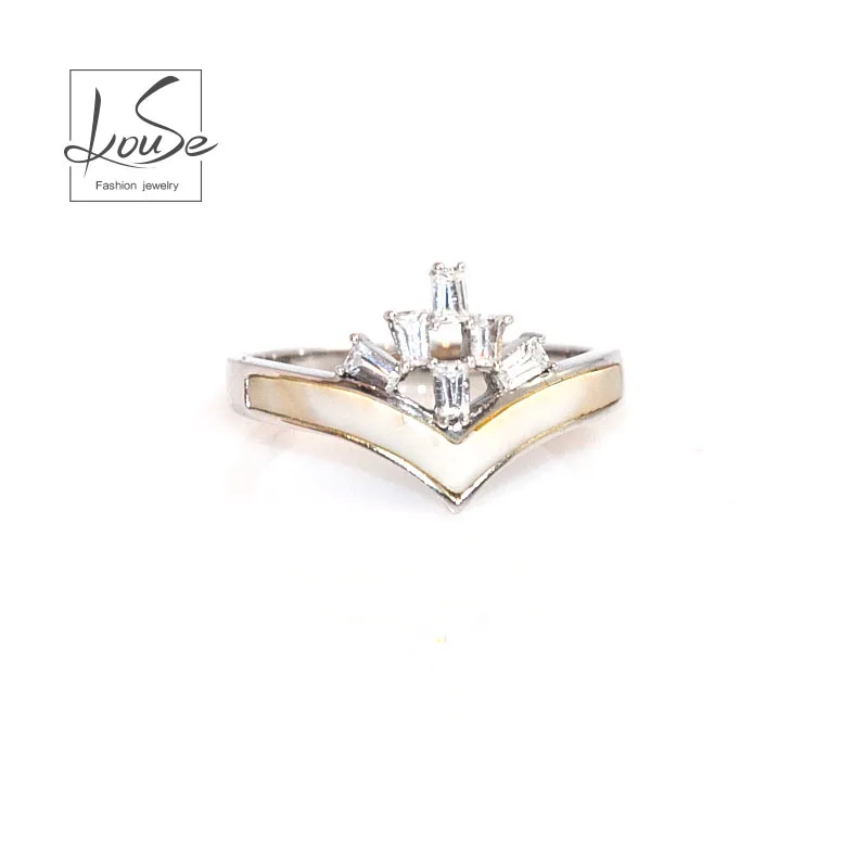

18-karat gold lady ring can bring you an avant-garde and elegant attitude to life