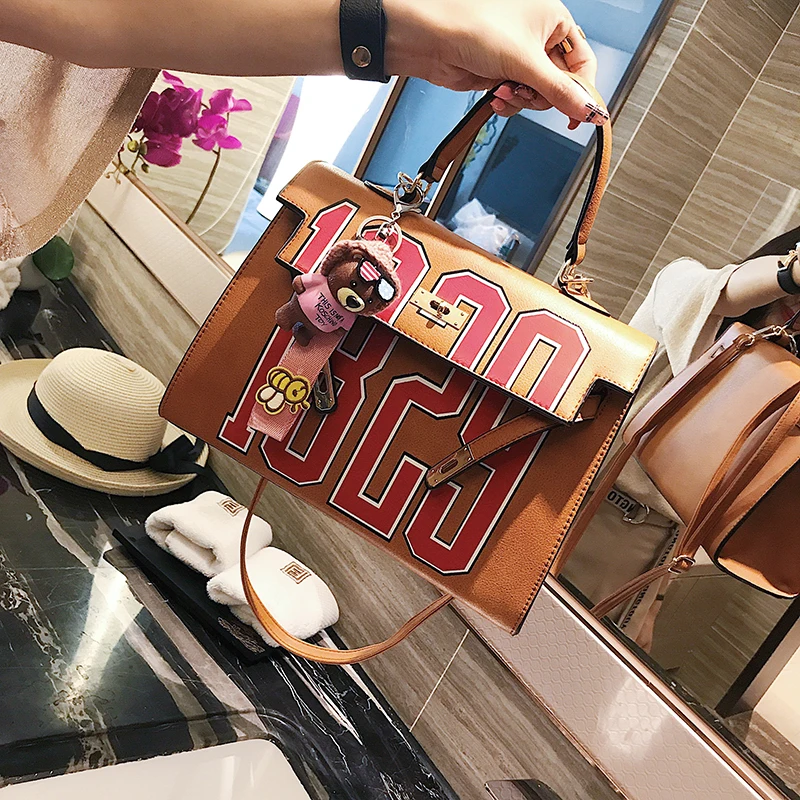 

2018 Summer New Fashion Women's Handbags Korean Version Fashion Kally Bag Letters Bag Shoulder Bag Portable Messenger Bag