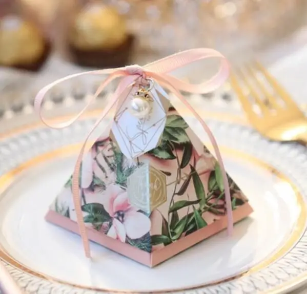 

50Pcs Creative Triangular Pyramid Giveaways Box Wedding Favors Candy Boxes Bomboniera Party Supplies Gift Box Chocolate Box