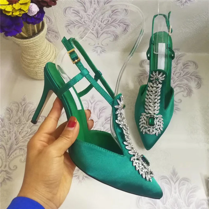 Роскошные зеленые атласные сандалии со стразами; женские туфли на тонком высоком каблуке с острым носком и Т-образным ремешком; Новая летняя обувь; женская обувь; zapatos mujer