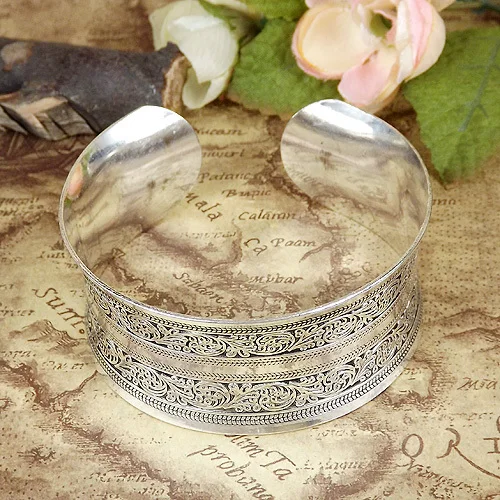 

European Concave Metal Vintage Retro Silver Bangles Women Classic Handmade Tibetan Silver Carved Cuff Bracelets 5.9cm Diameter