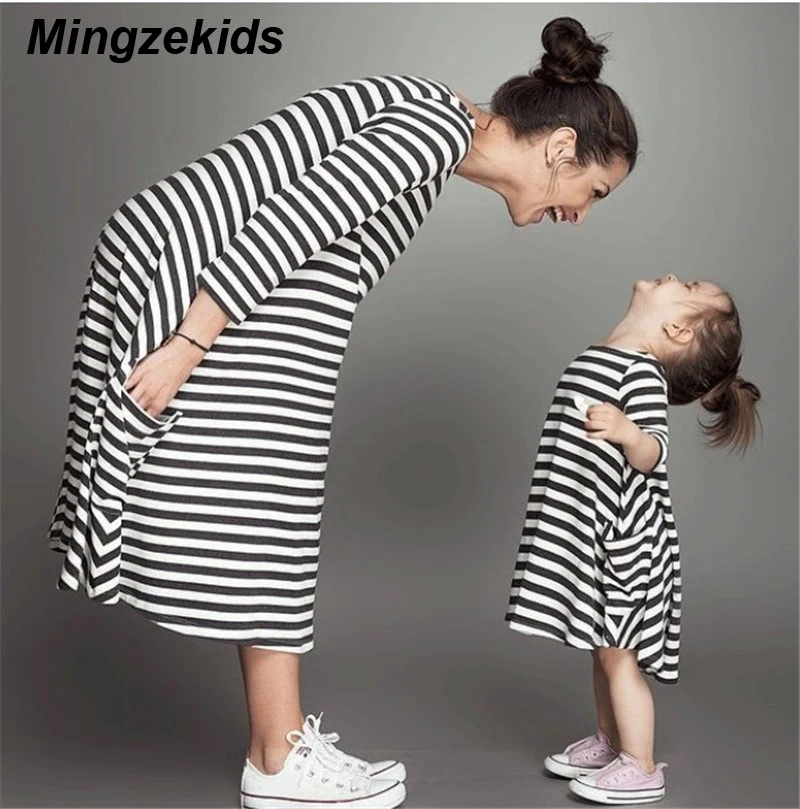 Mingzekids/платья туники из хлопка в черно белую полоску для мамы и дочки Одежда