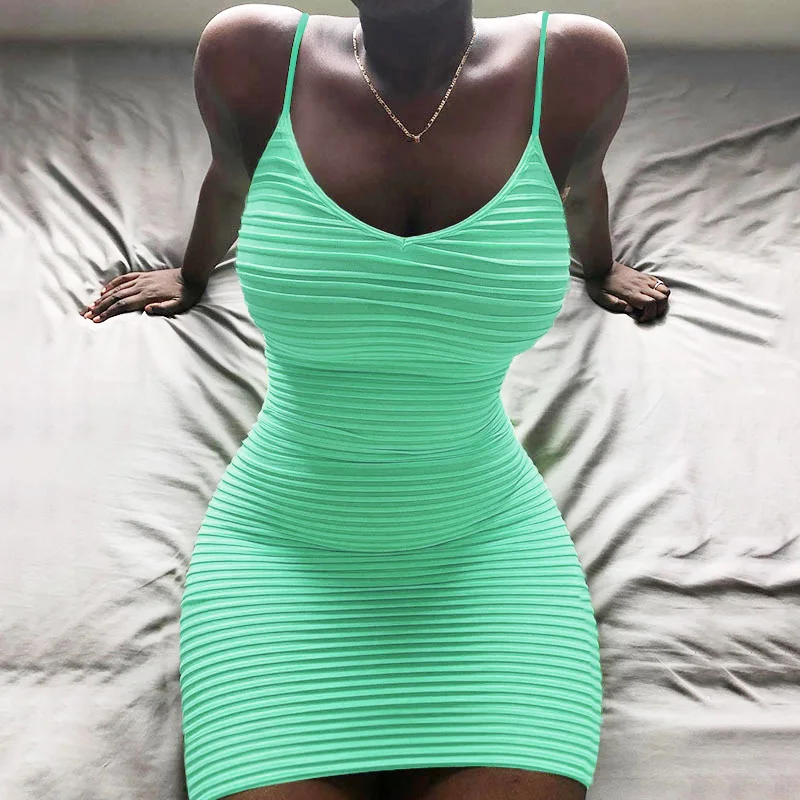 Летнее платье на тонких бретельках дамское сексуальное бретелях облегающее