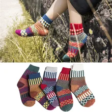 Calcetines de estilo étnico Retro, calcetines de lana de invierno para mujer, calcetines Harajuku con ondas de rayas coloridas, calcetines cálidos gruesos de Navidad para mujer