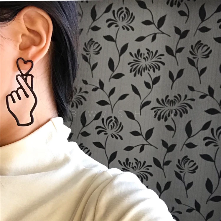 

Timeless Wonder Chic cutout likes hand heart Stud Earrings Trendy Pop gift bijoux top hot runway rock black punk rare 4725