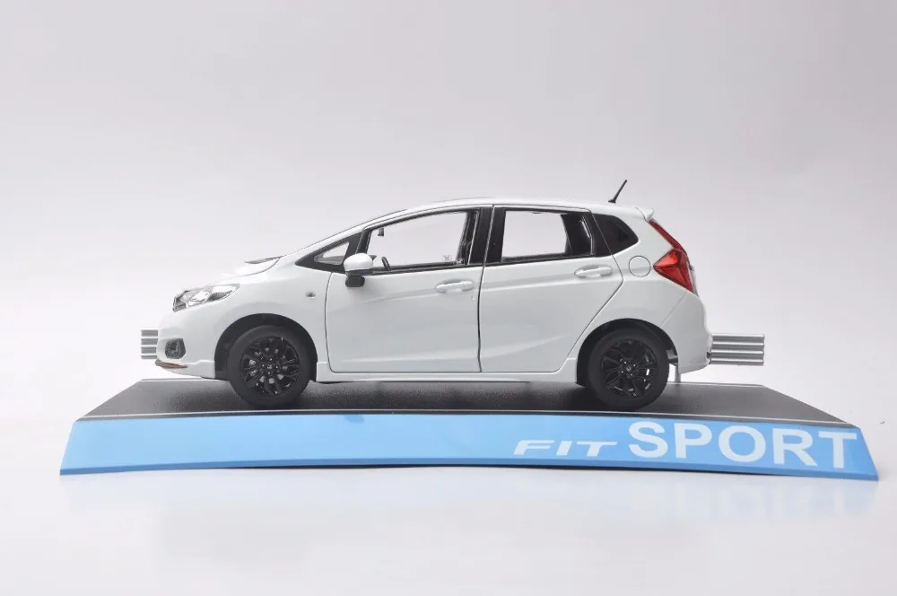 1:18 литая под давлением модель для Honda Fit Sport Jazz GK5 белый хэтчбек игрушечный автомобиль миниатюрная Коллекция подарков