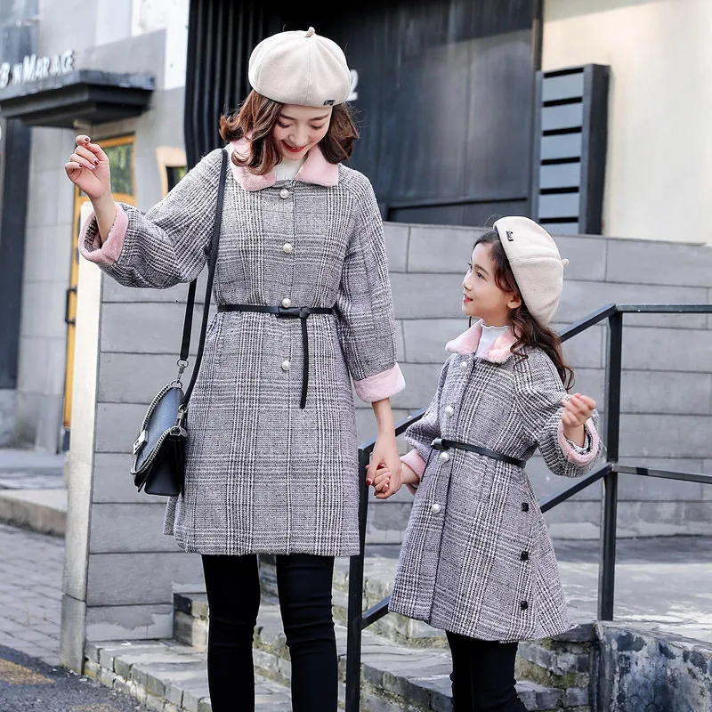 Зимние пальто для мамы и дочки одежда с мехом платье для мамы и дочки зимняя теплая одежда для семьи семейный образ, платье для мамы и ребенка