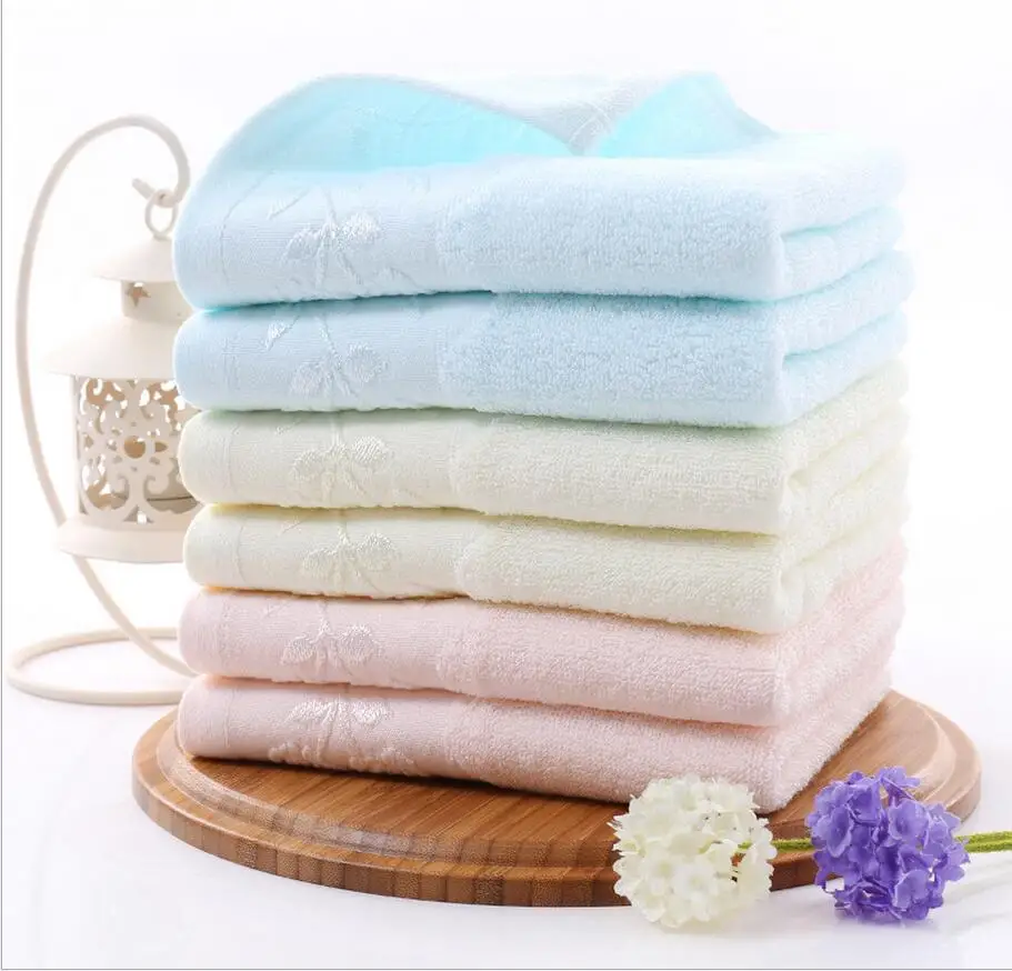 Ванна полотенце картина. Полотенца в ванной. Стильные полотенца в ванной. Полотенца в интерьере. Разноцветные полотенца в ванной.