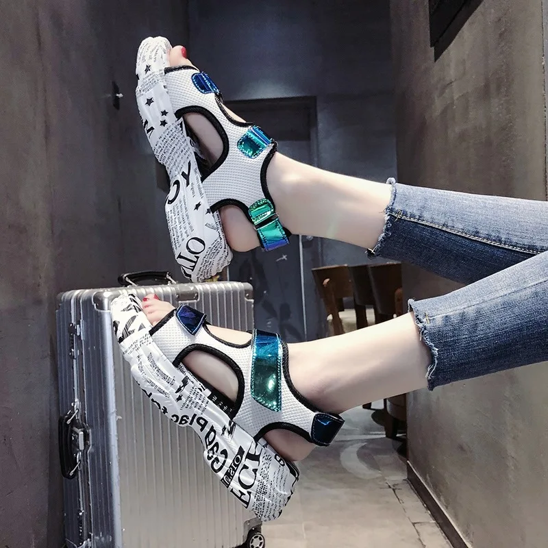 

Muffin platform sandals female 2019 new Korean version of the hundred students sandals flat beach women's shoes.