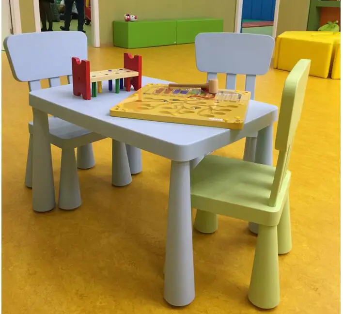Набор для учебы и стула. Комбинации таблице. Детский пластиковый стол из набора стола и стула