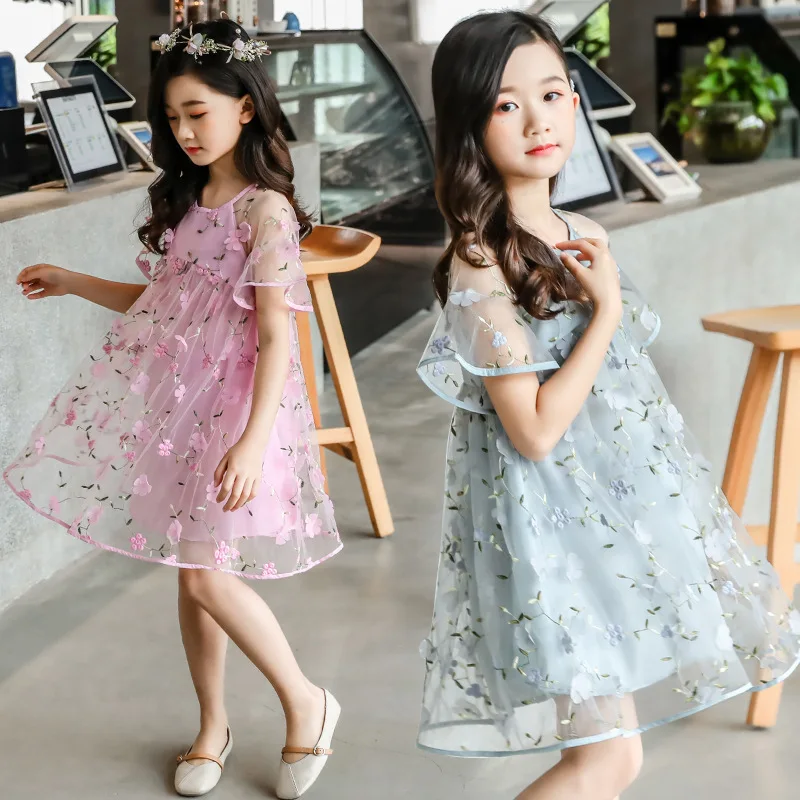

Long short-sleeved dresses in simple comfortable colors are a trend for summer 2019