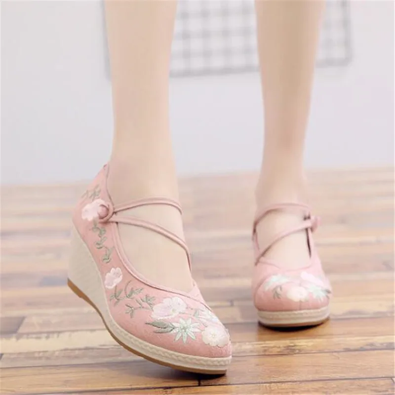 

New 2019 spring Jinchen flower embroidered shoes female national wind casual canvas shoes high heel women's shoes