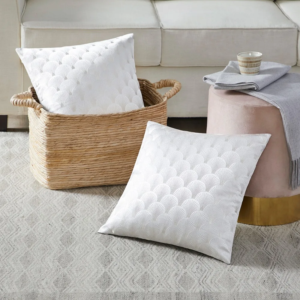 white throw pillows 18x18