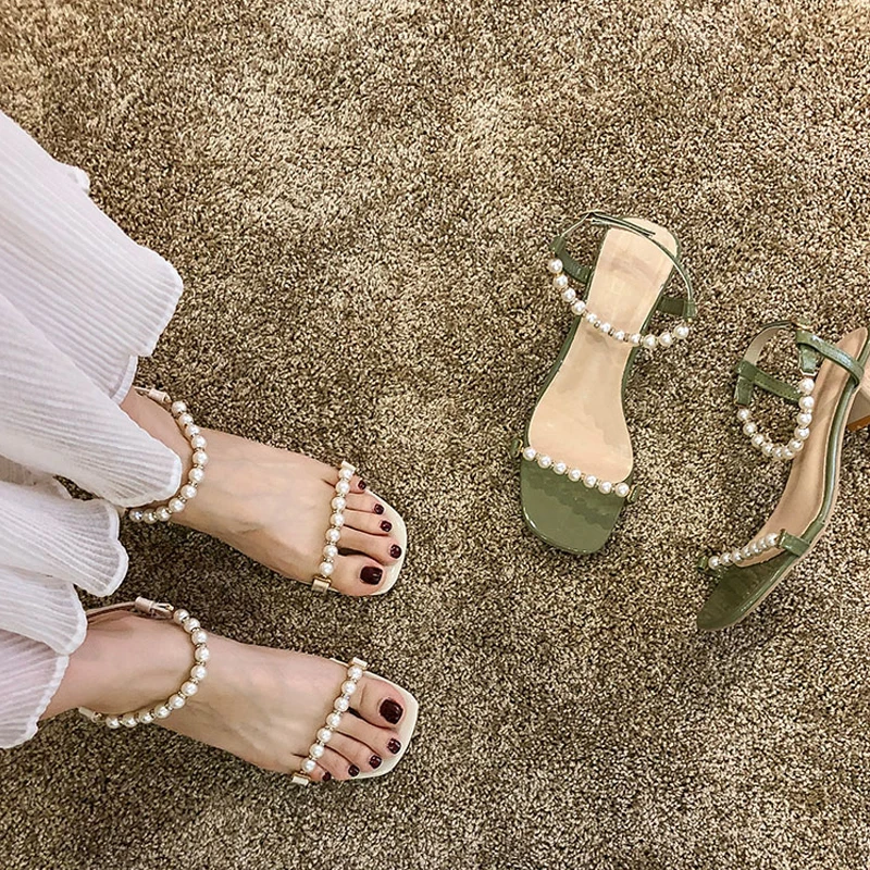 Шикарные летние женские элегантные туфли с жемчугом; брендовые пляжные сандалии на толстом каблуке с ремешком на щиколотке для девушек; дизайнерская Уличная обувь на среднем каблуке с открытым носком