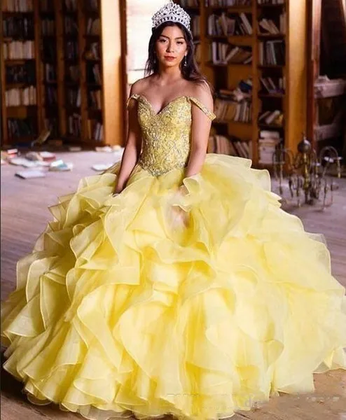 Платья Quinceanera желтого цвета с открытыми плечами органза каскадные Выпускные платья платье для Бала-маскарада сладости 15 платье винтажное платье