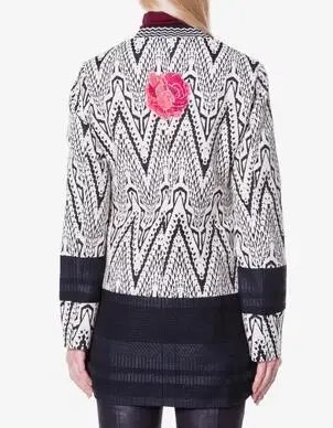Desigu-Senhora-casaco-curto-bordado-saia-preta-com-branco-trench-coat (1)