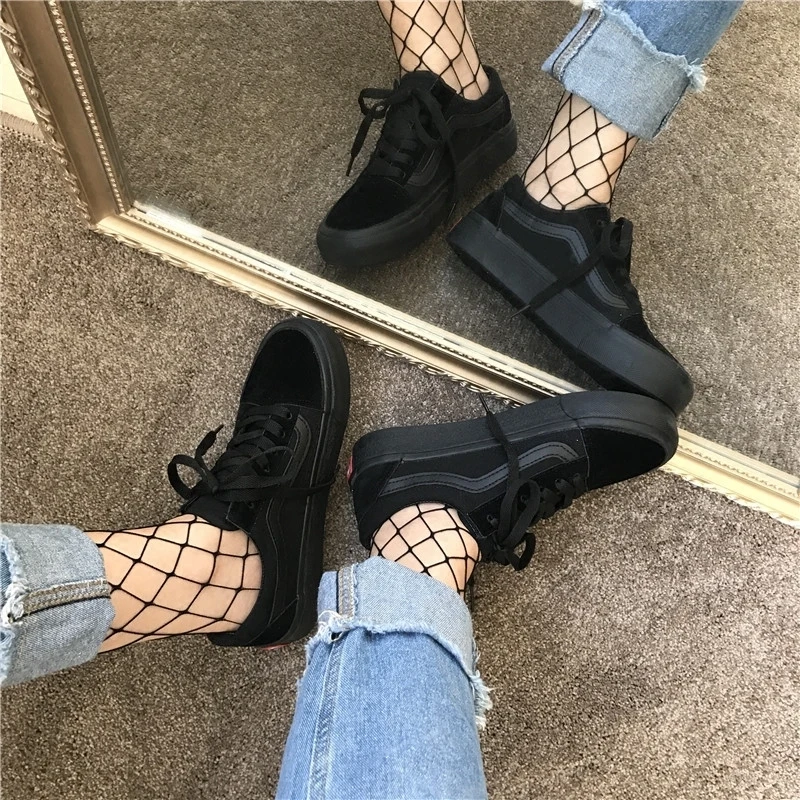 

2018 autumn new simple fashion pure black canvas shoes breathable trend comfortable non-slip casual flat shoes.