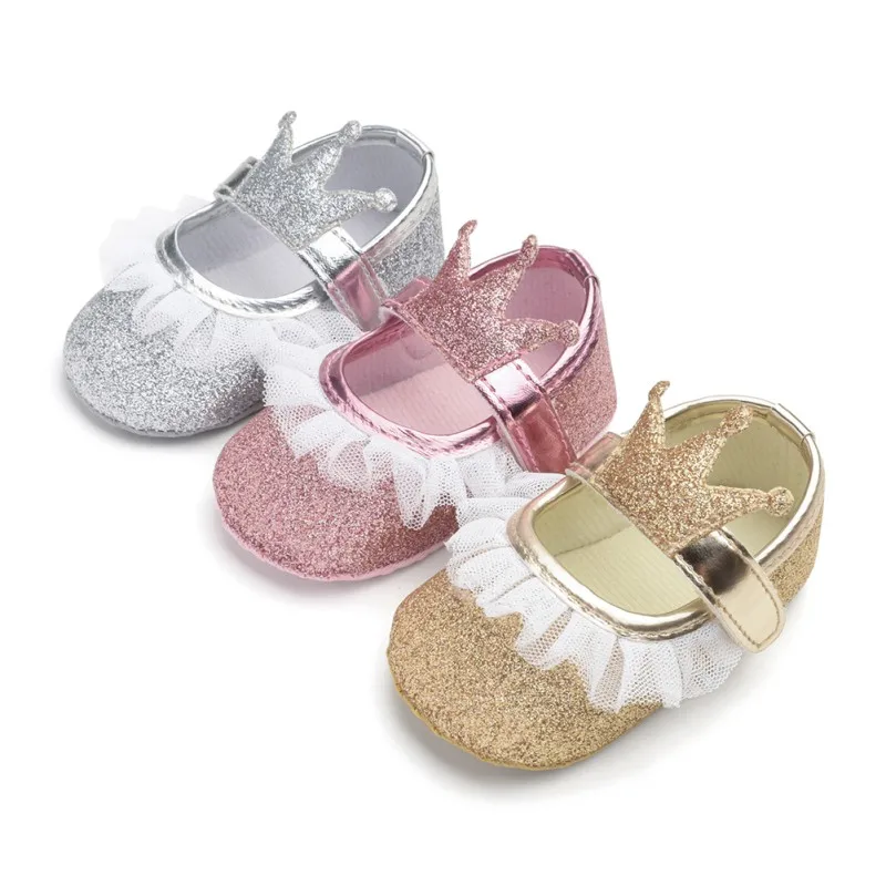 Новинка; обувь для маленьких девочек; кружевная искусственная кожа принцесса; туфли с короной для новорожденных; мокасины для новорожденных девочек 0-18 месяцев