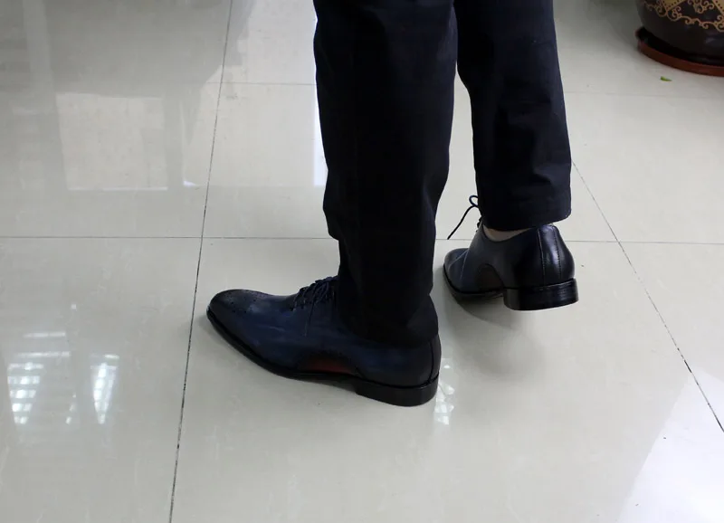 Мужские туфли-оксфорды из натуральной кожи с ручной росписью; цвет коричневый, черный, синий; Мужская официальная обувь с перфорацией типа «броги»; свадебные модельные туфли