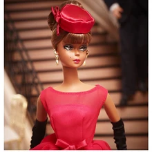 BARBIE COLLECTOR MODELO CON VESTIDO ROJO