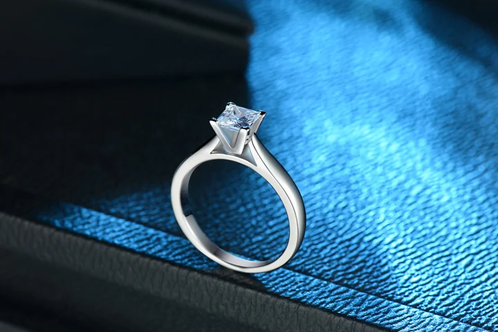 720 Square Diamond Wedding ring 01