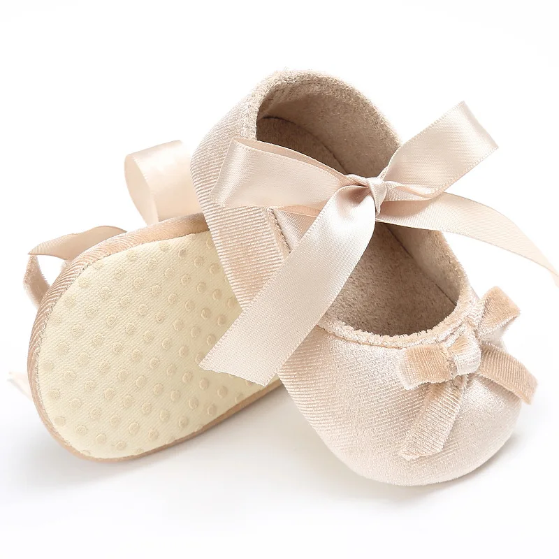 Нескользящие Детские ботиночки для новорожденных и малышей для девочек на мягкой подошве, шелковая Тканевая обувь для кроватки, Walkers0-18M для малышей