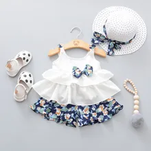 Комплект одежды для маленьких девочек, топы без рукавов с оборками и бантом+ шорты с цветочным принтом+ шапочка, одежда для малышей комплект летней детской одежды, 7/8