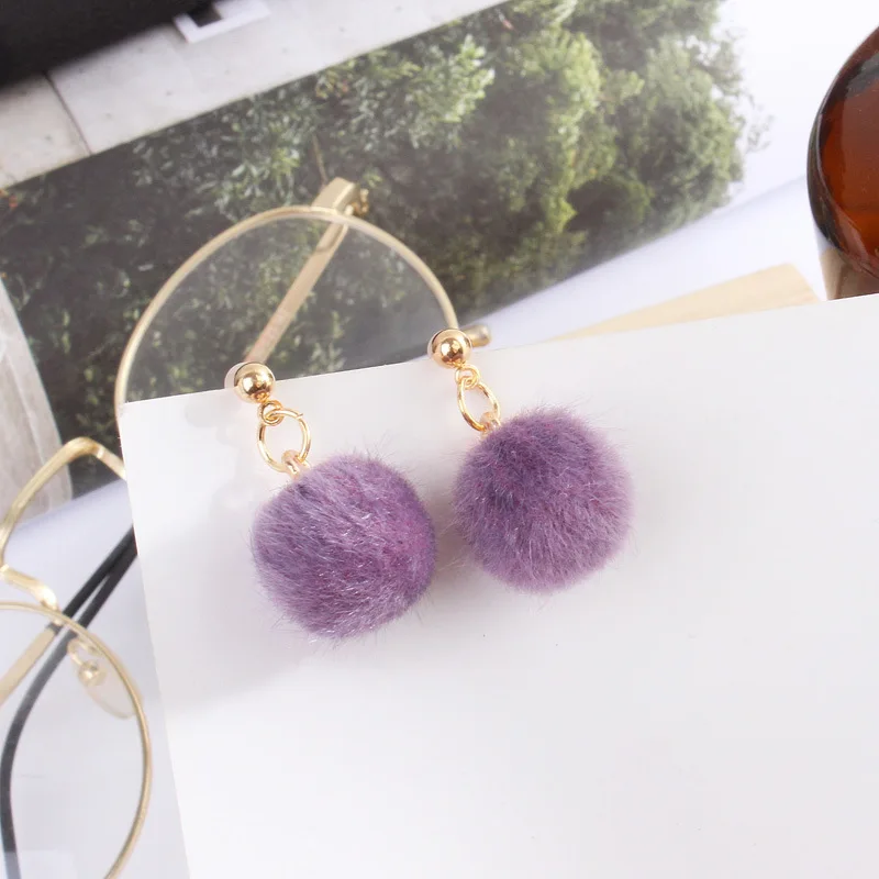 Новая мода, простые осенние и зимние короткие серьги с плюшевыми шариками, милые разноцветные женские серьги - Окраска металла: purple