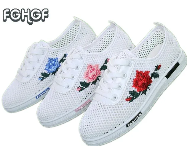 сетчатые кроссовки с цветочной вышивкой для женщин. кеды с цветами. кроссовки в цветочек женские. белые кружевные кеды слипоны. летние кроссовки с дырками.