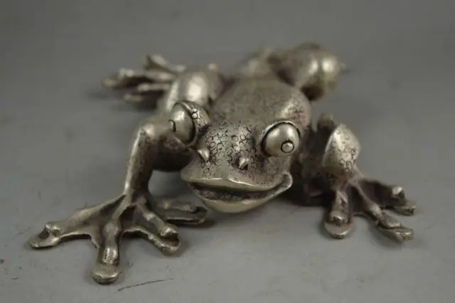 

Chinese Collection Miao Silver Carving Catch Injurious Insect Rare Frog Statue